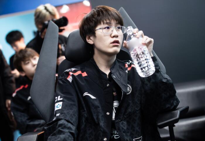 中脱颖而出 中脱颖而出